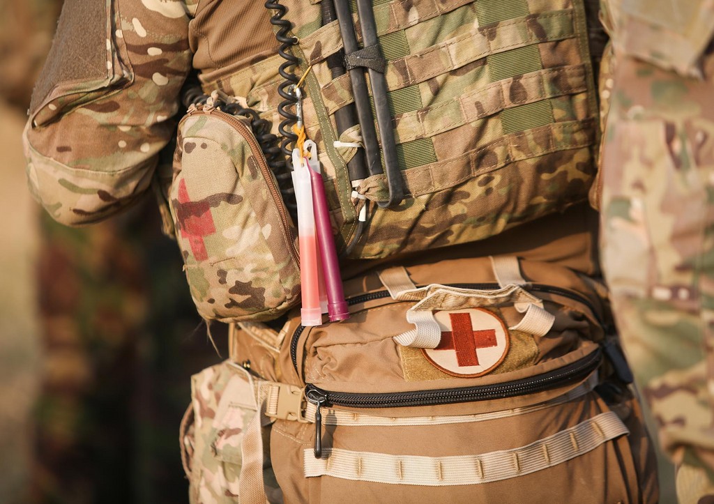 Военные медики спасли под Курском мужчину со снарядом в шее