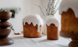 Стандарты куличей и инновации - Владимир Зыков и РПЦ о традициях AStylishAndAestheticallyPleasingTableWithEasterPastriesAnd