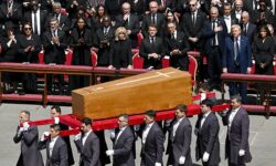 torzhestvennaya messa papy rimskogo francziska obedinila tysyachi v vatikane-fabrec-ru-174567019800-0