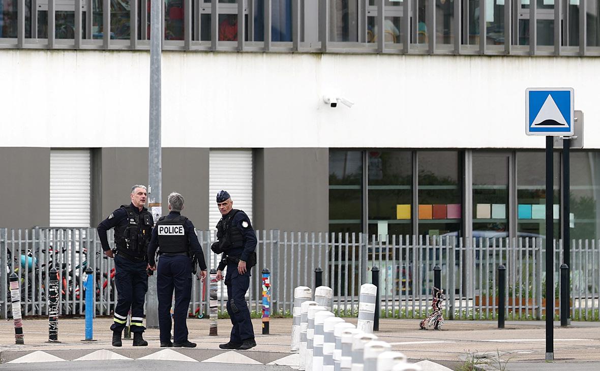 Полиция оцепила территорию возле средней школы Нотр-Дам-де-Тут-Эйдис после нападения подростка с ножом в Нанте, Франция, 24 апреля 2025 года (Stephane Mahe / Reuters)