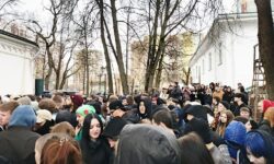 Тысячи поклонников и цветы памяти Паши Техника на прощании в Москве tysyachi poklonnikov i czvety pamyati pashi tehnika na proshhanii v moskve-fabrec-ru-174436967100-0