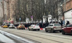 Тысячи поклонников собрались у храма почтить память Паши Техника и Павла Ивлева tysyachi poklonnikov sobralis u hrama pochtit pamyat pashi tehnika i pavla ivleva-fabrec-ru-174436720900-0