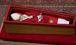 Ватикан вспоминает наследие понтифика, встречая Франциска и Путина vatikan vspominaet nasledie pontifika vstrechaya francziska i putina-fabrec-ru-174544362400-0