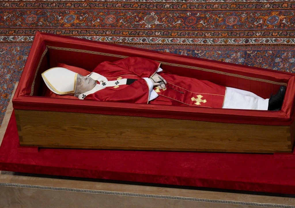 На лице покойного папы римского заметили пугающую деталь