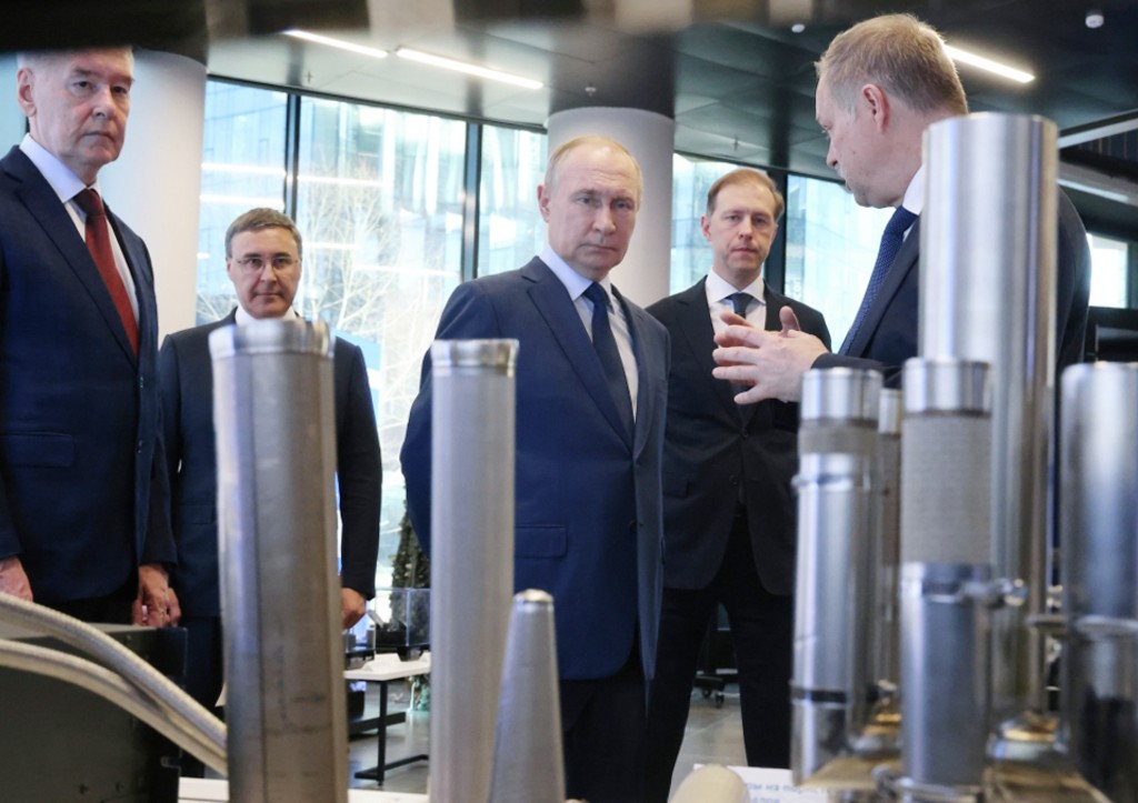 Владимир Путин во время посещения МГТУ им. Н.Э Баумана. Слева направо на втором плане: Сергей Собянин, Валерий Фальков, Денис Мантуров, ректор МГТУ им. Н.Э. Баумана Михаил Гордин