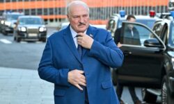 aleksandr lukashenko na parade pobedy vyrazil podderzhku i prines izvineniya-fabrec-ru-174688874700-0