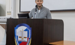 Алексей Вихарев вдохновил студентов УрГЮУ на волонтерство и развитие карьеры aleksej viharev i studenty_fabrec