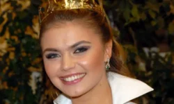 Алина Кабаева впечатлила публику стильным образом с сумкой Valentino alina kabaeva vpechatlila publiku stilnym obrazom s sumkoj -fabrec-ru-174843470600-0