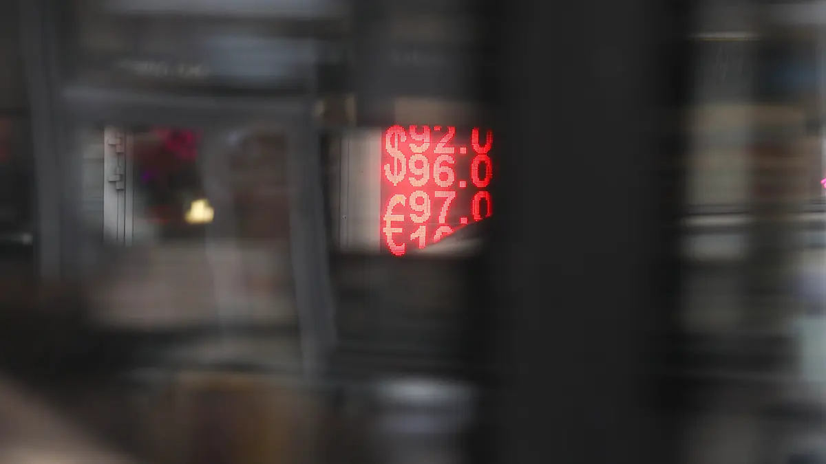 Внебиржевой курс доллара опустился ниже 79 рублей впервые за два года