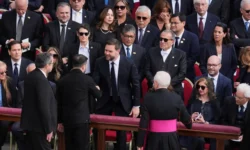 Джей Ди Вэнс и Зеленский встречаются на фоне конфликта с Трампом dzhej di vens i zelenskij vstrechayutsya na fone konflikta s trampom-fabrec-ru-174756966400-0