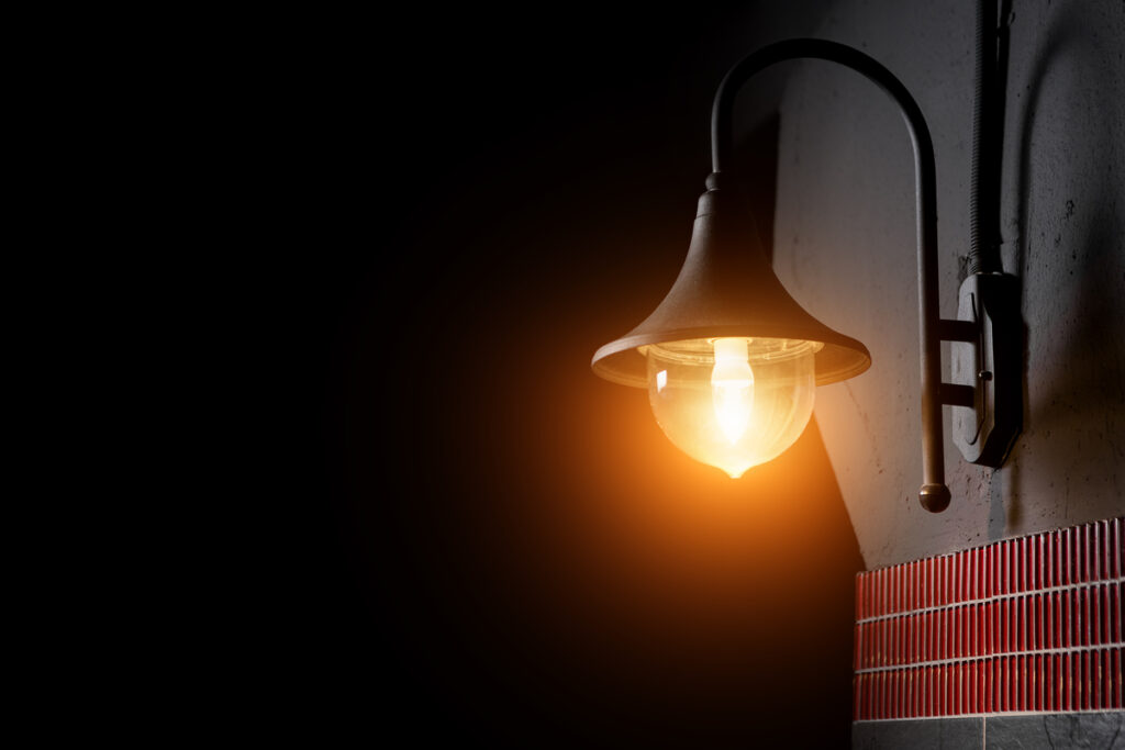 электрическая лампа в темноте