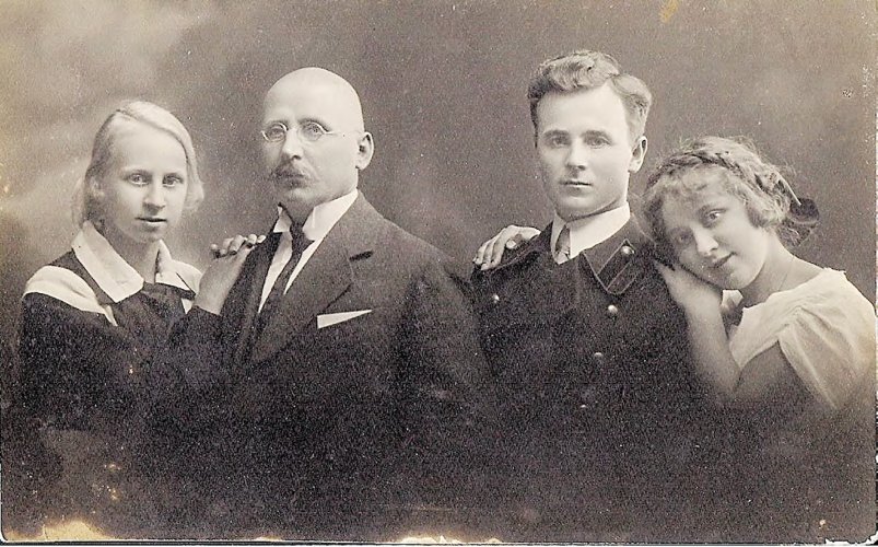 Григорий Ходасевич с семьей Фото из открытых источников