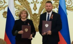 Людмила Бабушкина и Денис Мирошниченко подписали соглашение о партнерстве ЛНР lyudmila babushkina i denis miroshnichenko podpisali soglashenie o partnerstve lnr-fabrec-ru-174711935100-0