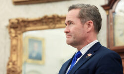 Майк Уолц и Алекс Вонг присоединились к команде Трампа для нового этапа majk uolcz i aleks vong prisoedinilis k komande trampa dlya novogo etapa-fabrec-ru-174612388800-0