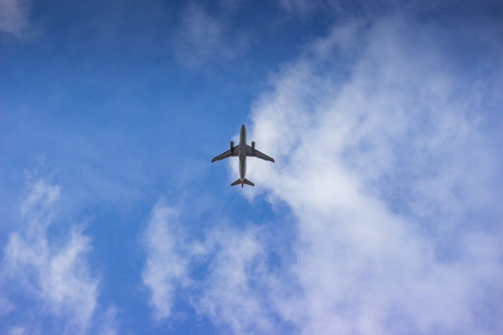 Самолет в небе