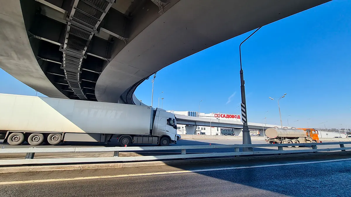 Сезонные тарифы для автомобилей введут на трассе M-11 с 12 мая