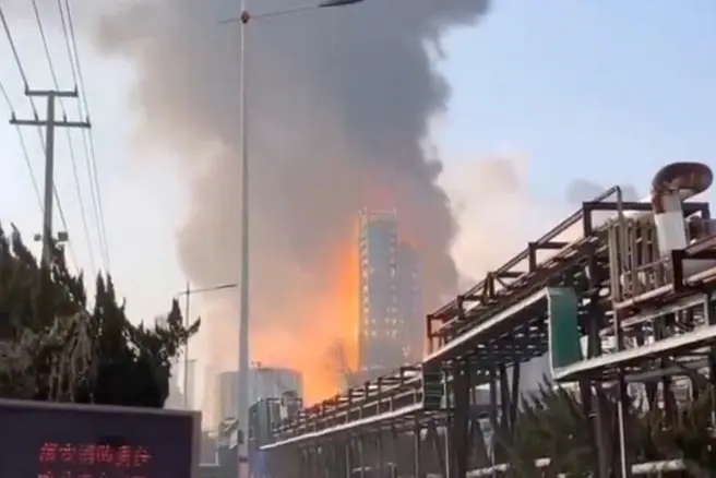 В небо поднялся серо-оранжевый дым | Источник: Dannie Peng / SCMP