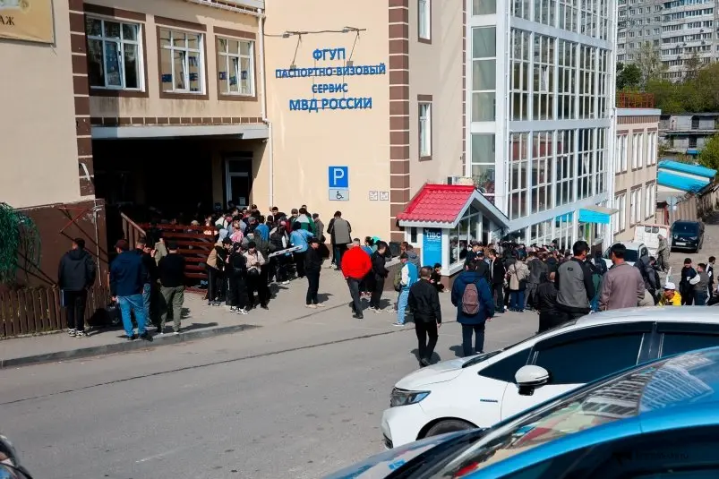 Бунт мигрантов: иностранцы штурмуют отдел по вопросам миграции о Владивостоке Илья Аверьянов, ИА Prima Media