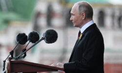 Владимир Путин почтил память героев Великой Отечественной на Красной площади Президент РФ В Путин и иностранные лидеры на военном параде в честь 80-летия Победы