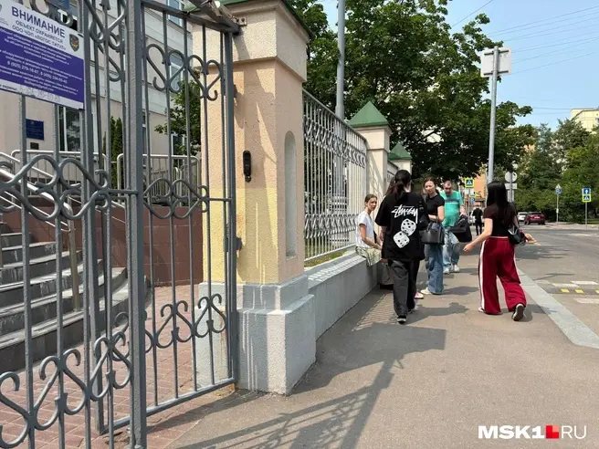 Как рассказали школьники, ЕГЭ по биологии в этом году было чуть сложнее пробников | Источник: Иван Гусаров / MSK1.RU