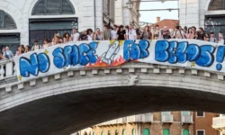 Джефф Безос провел роскошное торжество в Венеции среди звезд Dolce & Gabbana dzheff bezos provel roskoshnoe torzhestvo v veneczii sredi zvezd -fabrec-ru-0