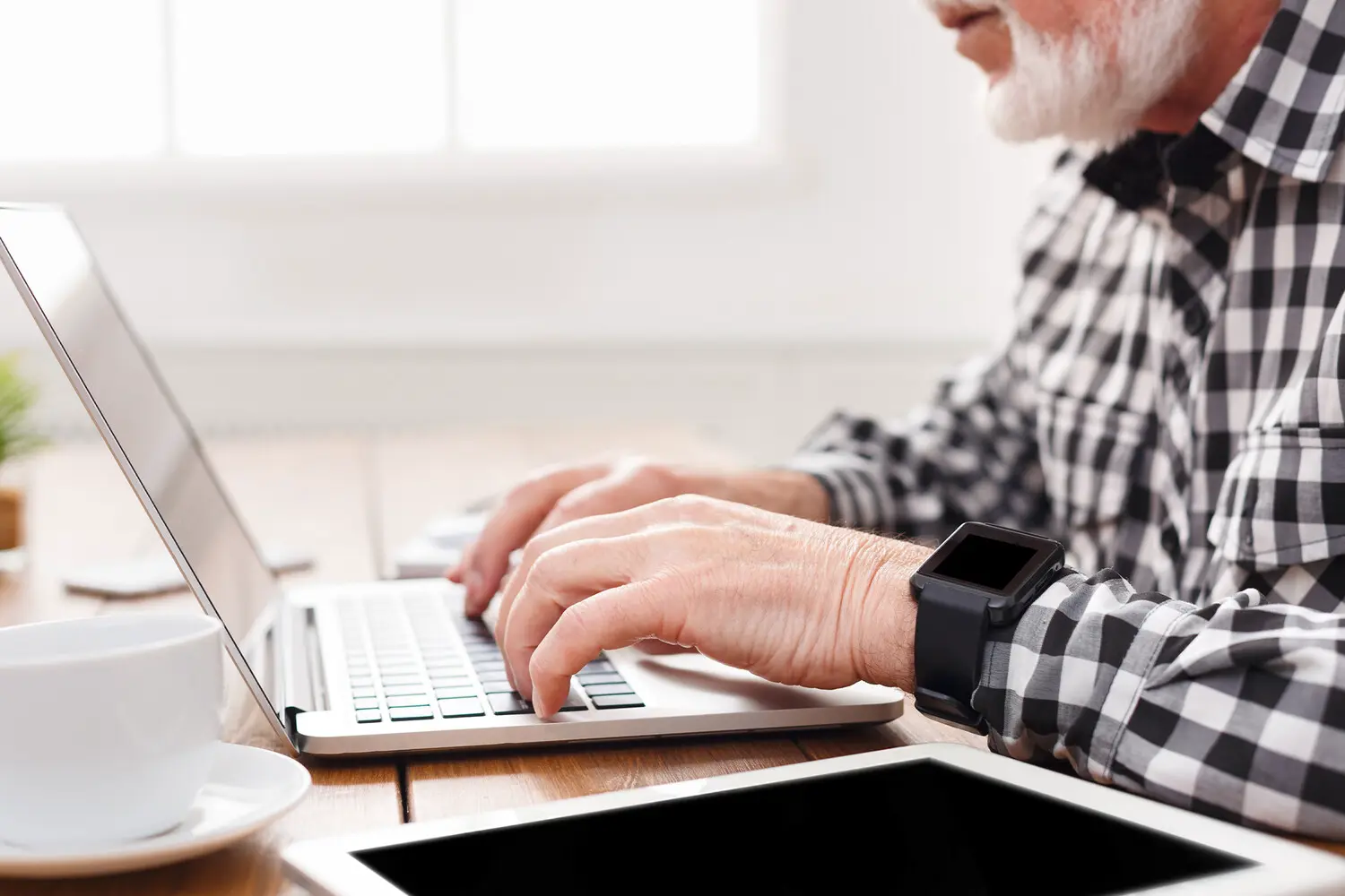 Майкл Чонг помогает жертвам онлайн-мошенничества в истории Тана-0