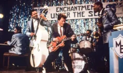 Майкл Джей Фокс и Кристофер Ллойд ведут поиски гитары Gibson из «Назад в будущее» majkl dzhej foks i kristofer llojd vedut poiski gitary iz nazad v budushhee-fabrec-ru-0