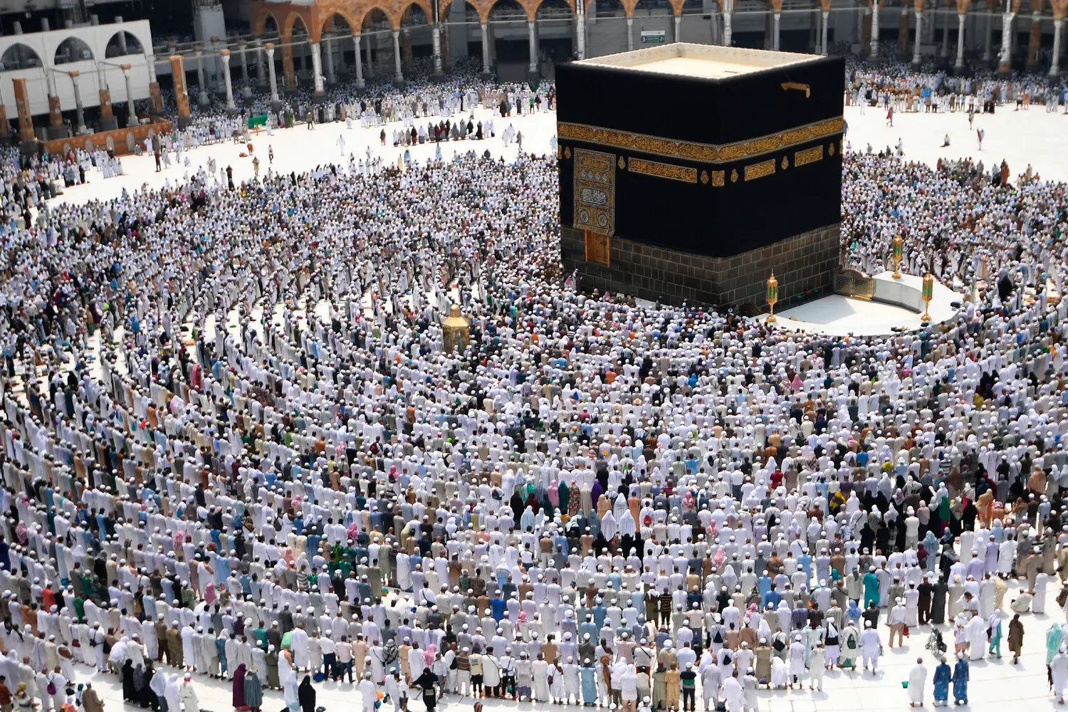 Миллионы верующих собрались у Каабы в Мекке во время хаджа-0