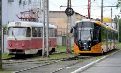 Денис Паслер: В Екатеринбурге на линию вышел новый пятисекционный трамвай. denis pasler novii tramvai1_fabrec