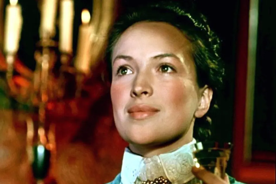 Даша Шелест, идеальная советская девушка, звеньевая колхоза. Кадр из фильма «Кубанские казаки»