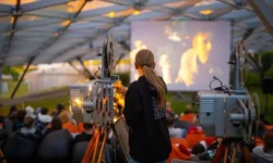 Летние кинопоказы под звёздами в садах ВДНХ, Зарядья и Парка Эрмитаж letnie kinopokazy pod zvyozdami v sadah vdnh zaryadya i parka ermitazh-fabrec-ru-0