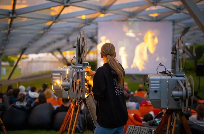 Некоторые кинотеатры расположены прямо под открытым небом, другие — под навесами, их можно посещать даже в дождь | Источник: пресс-служба парка «Зарядье»