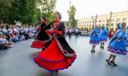 Лето в Москве. Танцы зажигают с Алекса, ГАБИ и Театром Фоминой! leto v moskve tanczy zazhigayut s aleksa gabi i teatrom fominoj-fabrec-ru-0