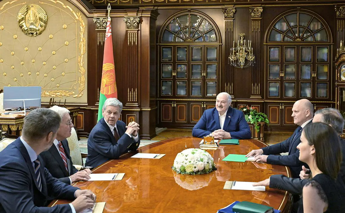 Александр Лукашенко и Кит Келлог во время встречи в Минске, Белоруссия, 21 июня 2025 года (пресс-служба Президента Республики Беларусь / Reuters)