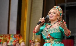 Надежда Кадышева добилась сценического успеха с роскошными автомобилями nadezhda kadysheva dobilas sczenicheskogo uspeha s roskoshnymi avtomobilyami-fabrec-ru-0