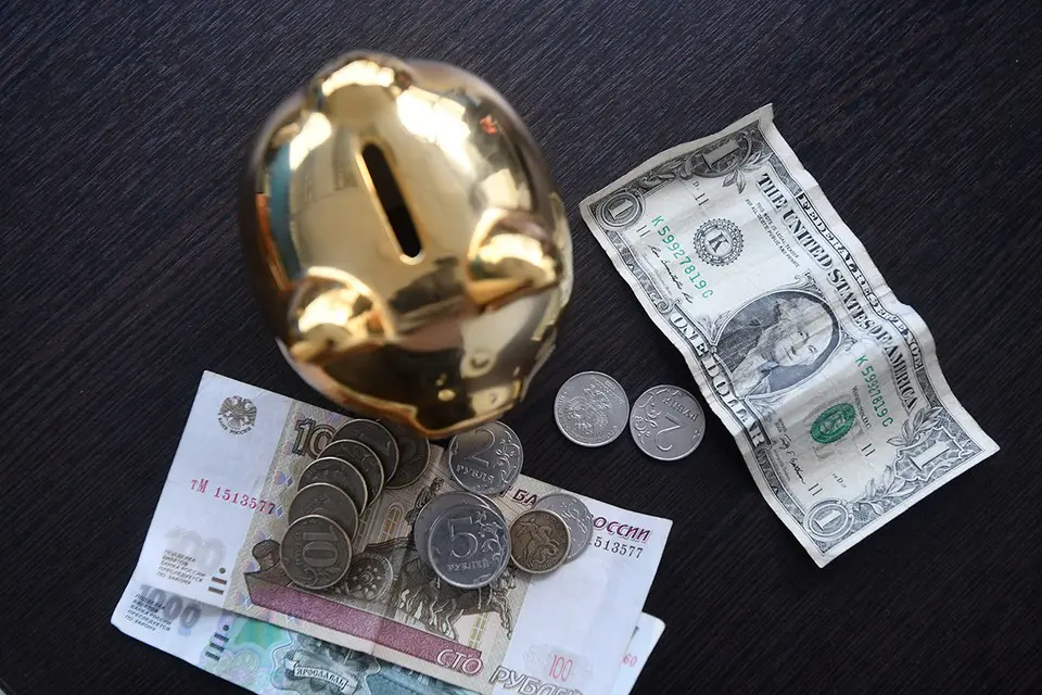 Небывало низкий курс доллара относительно рубля не дает покоя финансовым аналитикам