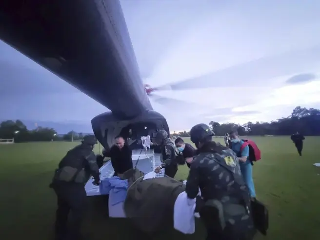 На фото эвакуируют таиландского солдата, наступившего на мину | Источник: Королевская армия Таиланда / Assotiated Press