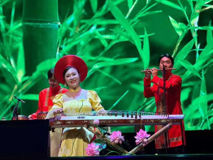Вьетнамская культура на ярком концерте в Свердловской филармонии-0