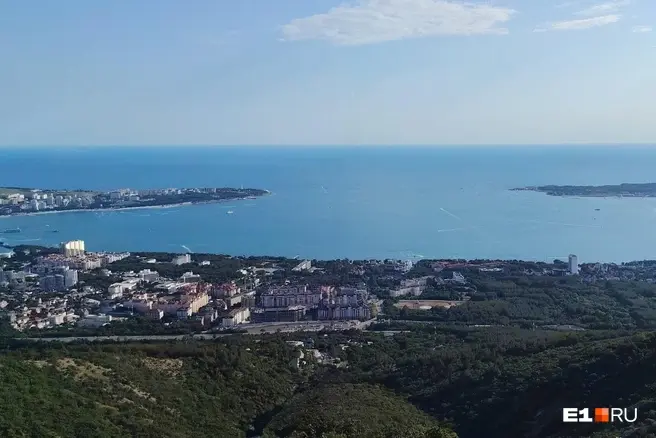 Вид на Геленджикскую бухту очень живописный. Там точно стоит побывать хотя бы раз | Источник: Александр Гаврилов; Филипп Сапегин / E1.RU