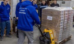 Алексей Вихарев: гуманитарная миссия достигает фронта aleksej viharev gumanitarnaya pomosh zhitelyam_7_fabrec