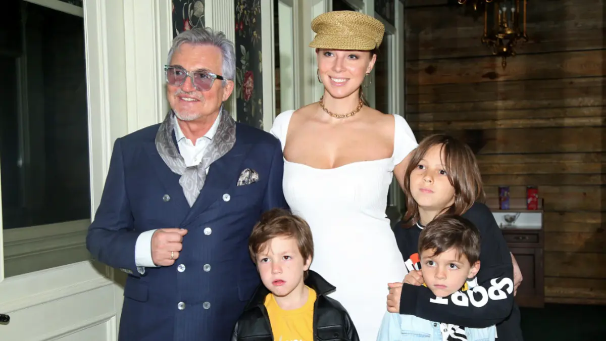 Дмитрий Дибров с супругой Полиной и сыновьями Федором, Ильей и Александром