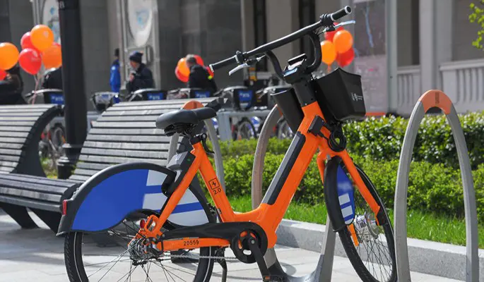 В Москве на электровелосипедах городского проката можно зарядить смартфон