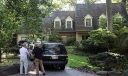 ФБР проводит обыск в доме Болтона из-за подозрений о Трампе и Зеленском fbr provodit obysk v dome boltona izza podozrenij o trampe i zelenskom-fabrec-ru-0