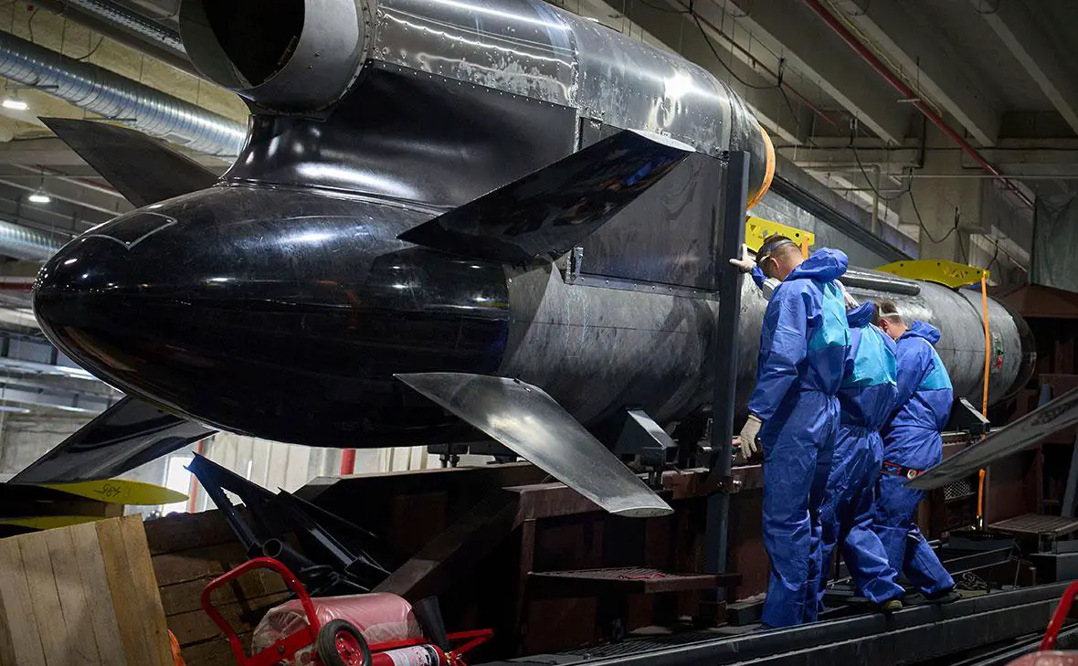 Рабочие осматривают крылатую ракету Фламинго на заводе Fire Point на Украине, 18 августа 2025 года (Ефрем Лукацкий / AP / ТАСС)