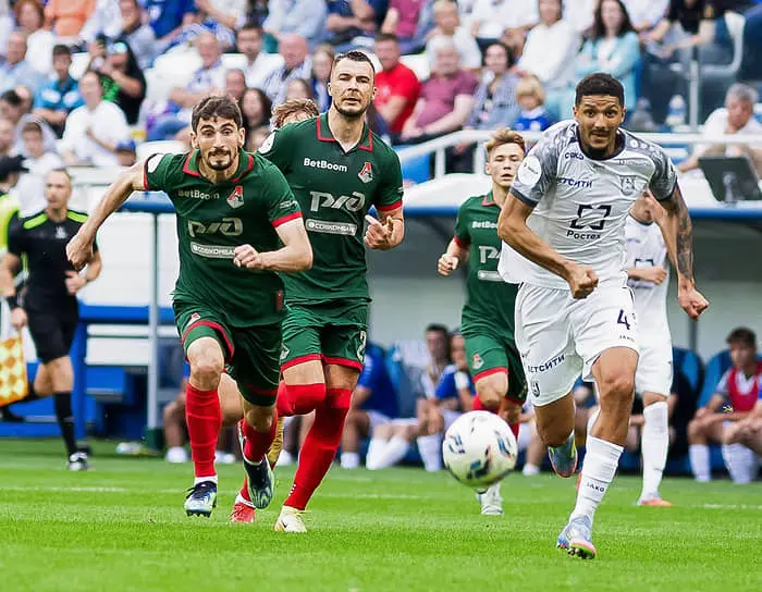 «Локомотив» (в зеленой форме) с его недорогой на фоне других грандов заявкой стартовый отрезок чемпионата России провел намного лучше, чем конкуренты, обладающие куда более солидными ресурсами