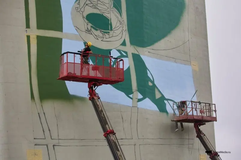 Мурал "Буй-маяк: координаты места" создают на опоре Золотого моста Дмитрий Осипчук, ИА PrimaMedia