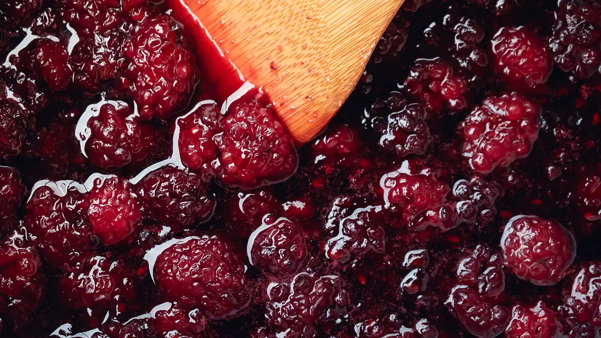 Эксперт предупредил об опасности косточек ягод в варенье