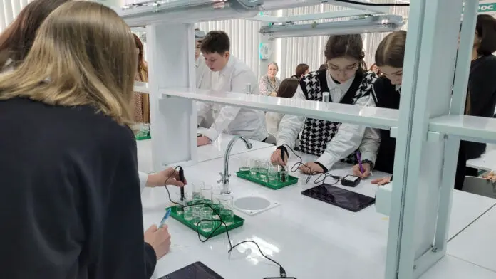 В Цементном открылся уникальный инженерный класс благодаря Невьянскому цементику и Александру Берчуку-0