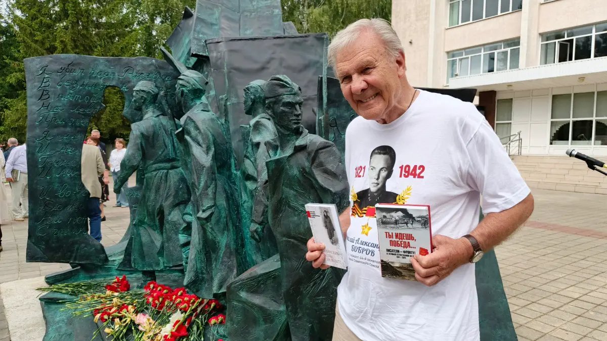 Поэт Александр Бобров представил на открытии памятника писательской роте в Козельске антологию «Ты идешь, победа...»