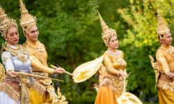 В саду Эрмитаж стартует фестиваль Таиланда с участием Сергея Черемина и Сомбата Банчамека v sadu ermitazh startuet festival tailanda s uchastiem sergeya cheremina i sombata banchameka-fabrec-ru-0